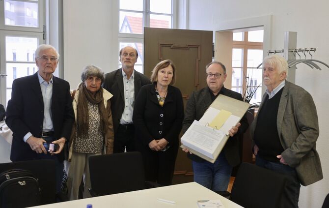 OB Hornikel hat einen Ordner mit 3500 Unterschriften gegen das geplante Heizwerk entgegengenommen. Die Initiative "Lebenswerte G