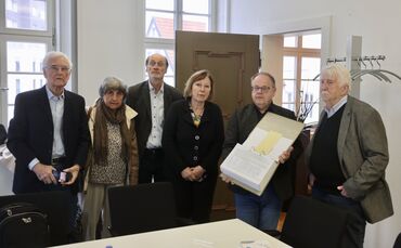 OB Hornikel hat einen Ordner mit 3500 Unterschriften gegen das geplante Heizwerk entgegengenommen. Die Initiative "Lebenswerte G