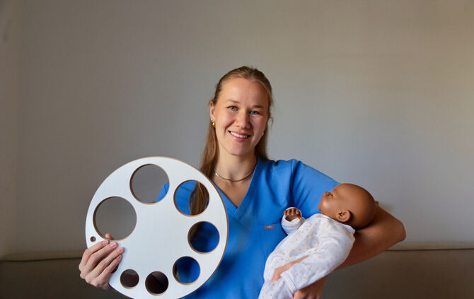Amelia Heemann ist Zweifach-Mama und studiert Hebammenwissenschaft in Stuttgart. Im Simulationslabor der DHBW können die Studier