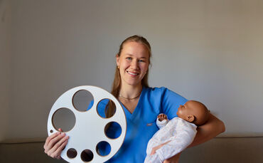 Amelia Heemann ist Zweifach-Mama und studiert Hebammenwissenschaft in Stuttgart. Im Simulationslabor der DHBW können die Studier