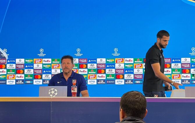 Diego Simeone vor dem Spiel zwischen dem VfB und Atlético Madrid. Rechts Innenverteidiger David Hancko.