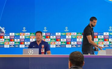 Diego Simeone vor dem Spiel zwischen dem VfB und Atlético Madrid. Rechts Innenverteidiger David Hancko.