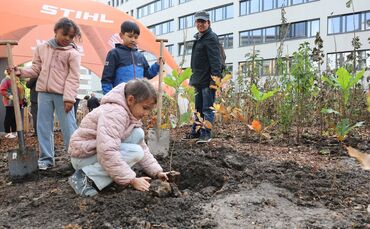 Auch am Montag durften die Schulkinder noch den ein oder anderen Baum pflanzen.