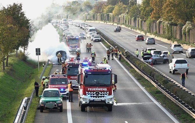 Am Montag kam es auf der B29 zu einem Fahrzeugbrand sowie einem Unfall auf der Gegenspur.