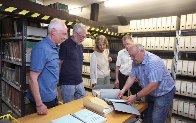 Im Archiv auf dem Dachboden des Plüderhäuser Rathauses finden die Mitglieder des Heimatvereins spannende Unterlagen.