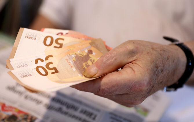 Die betroffene Seniorin übergang einen fünfstelligen Geldbetrag (Symbolfoto).