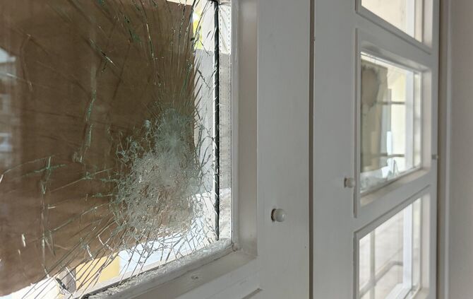 Unbekannte haben die Tür des Urbacher Rathauses beschädigt.