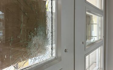 Unbekannte haben die Tür des Urbacher Rathauses beschädigt.