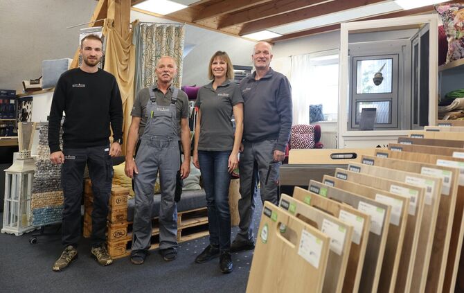Drei Generationen Raumausstatter, von links: Christian Schür, Firmengründer Erich Schad, Daniela und Michael Schür.