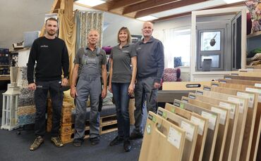 Drei Generationen Raumausstatter, von links: Christian Schür, Firmengründer Erich Schad, Daniela und Michael Schür.