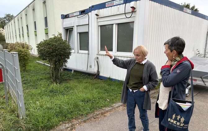 Susanne Saltikiotis und Agathe Hoffmann (r.) an den Sanitär-Containern vor der Flüchtlingsunterkunft an der Schönbühlstraße.