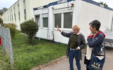 Susanne Saltikiotis und Agathe Hoffmann (r.) an den Sanitär-Containern vor der Flüchtlingsunterkunft an der Schönbühlstraße.