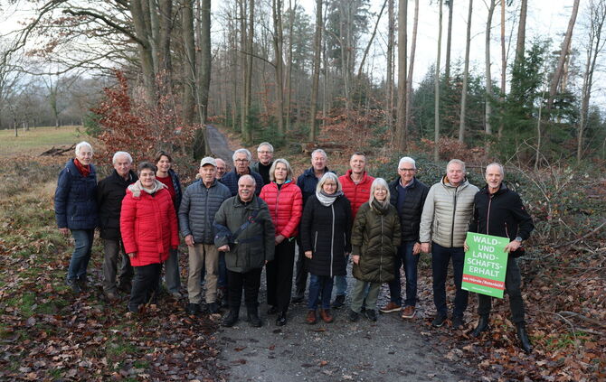 Mitglieder der Bürgerinitiative Hörnle im Wald über Hertmannsweiler. Unweit dieser Stelle soll eines von drei Windrädern erricht