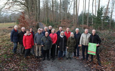 Mitglieder der Bürgerinitiative Hörnle im Wald über Hertmannsweiler. Unweit dieser Stelle soll eines von drei Windrädern erricht