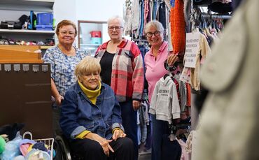 15 Jahre Kleiderladen Pfiffikus in den Ladenräumen im EG der Arnold-Galerie: Das Bestehen wird mit einem Sonderverkauf gefeiert.