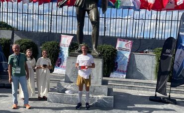 Julian Nassadil, mit Lorbeerkranz, bei Zeremonie an der Statue von König Leonidas in Sparta.