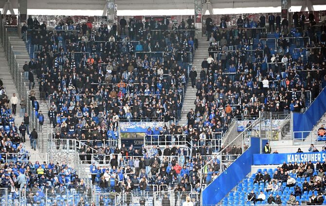 Einige Darmstädter Fans fehlten im Wildparkstadion wegen eines Platzverweises.