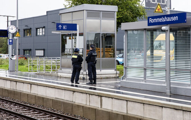 Polizeieinsatz am Bahnhof Rommelshausen: Beamte sichern den Bereich nach der Meldung über eine bewaffnete Person.