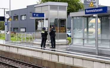 Polizeieinsatz am Bahnhof Rommelshausen: Beamte sichern den Bereich nach der Meldung über eine bewaffnete Person.