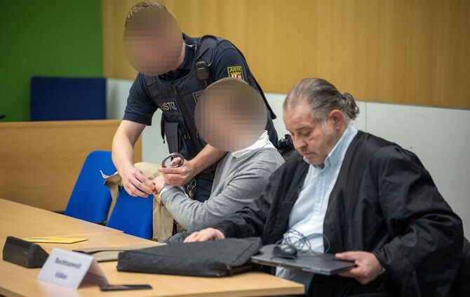 Prozessbeginn - 19-Jähriger wegen Mordes und Totschlags angeklagt