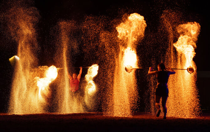 Die beiden Feuerkünstler "Flame and Shadow" werden ihre Künste zum Besten geben.