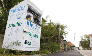 Der Altkleidercontainer an der Weiler Straße in Rienharz ist oft proppenvoll, wird berichtet.