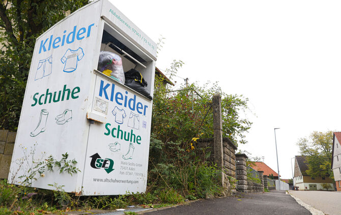 Der Altkleidercontainer an der Weiler Straße in Rienharz ist oft proppenvoll, wird berichtet.