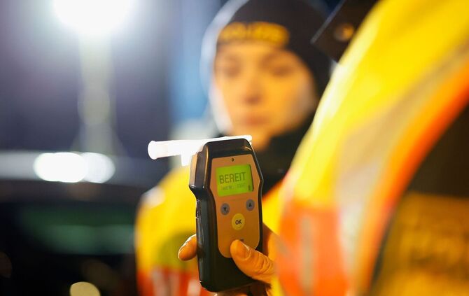 Polizei macht Alkoholtest