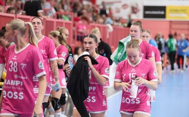 Klara Schlipf (mit der schwarzen Jacke) aus Korb geht für die TuS Metzingen in der Frauen-Bundesliga auf Torejagd.