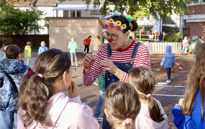 Die Clownin "Petersilli" ist auch auf dem Schulhof präsent.