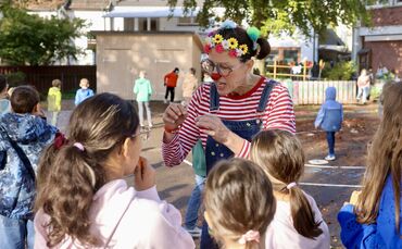 Die Clownin "Petersilli" ist auch auf dem Schulhof präsent.