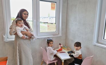Für das Interview kehrte Muzhda Khaliqyar mit ihren Kindern noch einmal in die Flüchtlingssiedlung in Beinstein zurück.