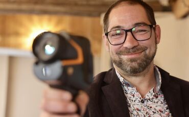 Bei Vor-Ort-Terminen hat Tommy Weik als Sachverständiger für Feuchte- und Schimmelschäden auch immer eine Wärmebildkamera dabei.
