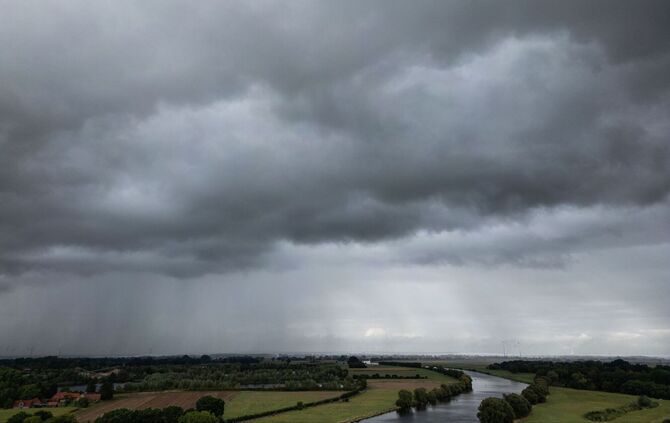 Dunkle Wolken über der Weser