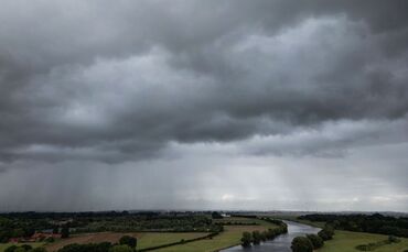 Dunkle Wolken über der Weser