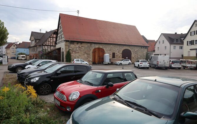 Bisher dominieren parkende Autos den Kornplatz in Endersbach - und das soll sich ändern.