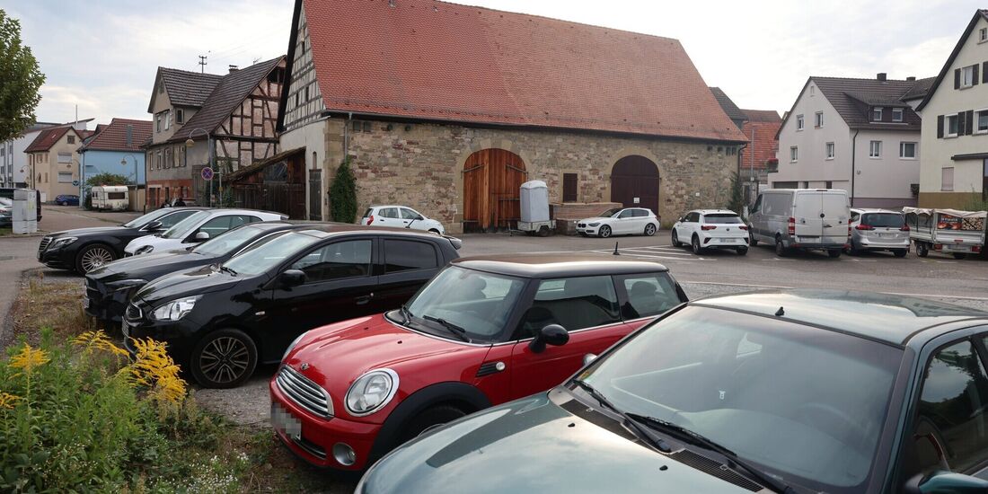 Bisher dominieren parkende Autos den Kornplatz in Endersbach - und das soll sich ändern.