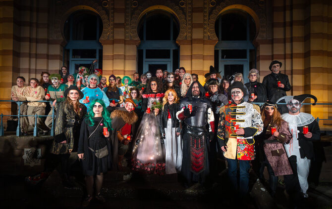 Über 50 verkleidete Mitarbeiter der Wilhelma Stuttgart posieren für das Halloween-Spektakel.
