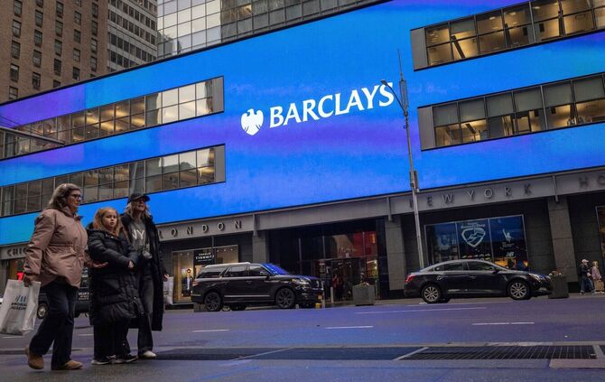 Die britische Großbank Barclays baut nach Investitionen in KI-Technologie 5000 Stellen ab.