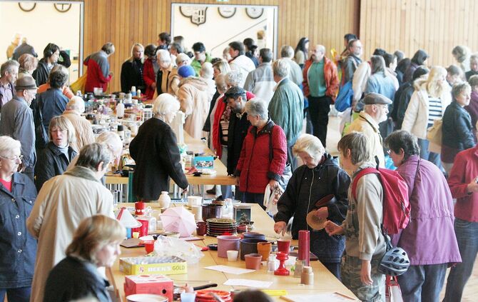 Die Gegenstände, die beim Tauschtag verschenkt werden, sind in der Hermann-Schwab-Halle auf Tischen sortiert. (Archivfoto).