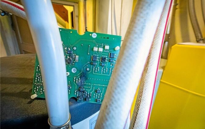 Die Platine, wichtiger Bestandteil einer Heizungssteuerung, ist bei einer Familie in der Rietenauer Thaddäus-Troll-Straße infolg