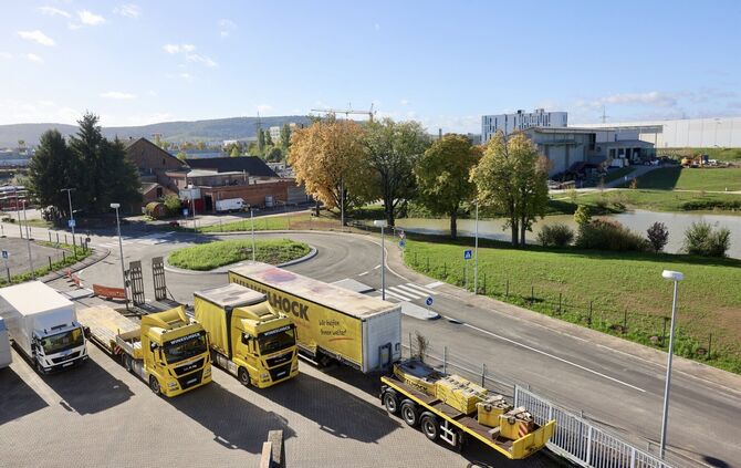 Der neue Kreisverkehr in der Dieselstraße. Im Hintergrund die ehemalige Ziegelei und der See, der als Regenrückhaltebecken dient