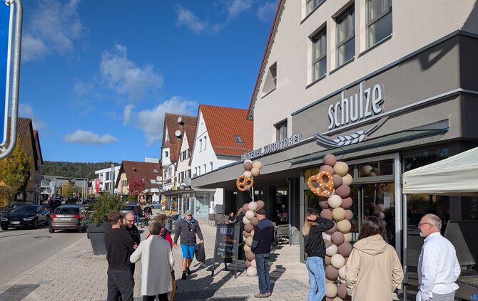 Sonnig war's morgens bei der Eröffnung der neuen Filiale der Bäckerei Schulze in Rudersberg und es herrschte viel Betrieb.