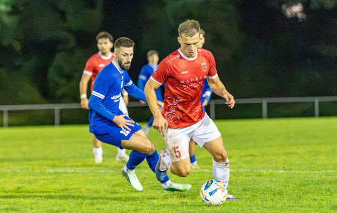 Der SV Fellbach (in Rot, im Bild Alban Kastrati) braucht gegen Calcio Leinfelden-Echterdingen Punkte.