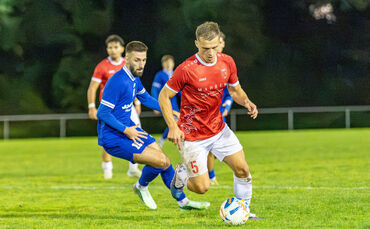 Der SV Fellbach (in Rot, im Bild Alban Kastrati) braucht gegen Calcio Leinfelden-Echterdingen Punkte.