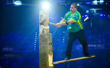 Der australische Athlet Brayden Meyer während der Stihl-Timbersports-Weltmeisterschaft 2025 in Italien in der "Springboard"-Disz