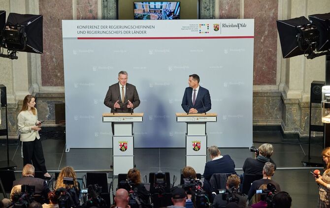Der MPK-Vorsitzende Schnieder (links) und der Co-Vorsitzende Lies stellten gemeinsam die  Beschlüsse des Gremiums nach dem Treff