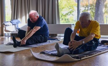 Kurt Reu (links) und Nikolaus Oswald bei einer Yoga-Übung.