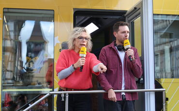 SWR1-Truck auf dem Marktplatz Winnenden: Die Moderatoren Stefanie Anhalt und Corvin Tondera-Klein begrüßen das Publikum.