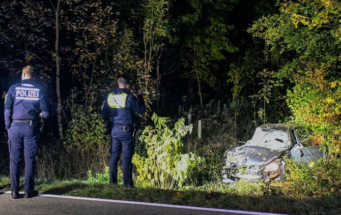 Nach Unfall: Polizei sucht Fahrer mit Hubschrauber im Wald